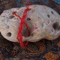 Wiedźmi kamień (hag stone), czyli magiczny kamień z dziurką